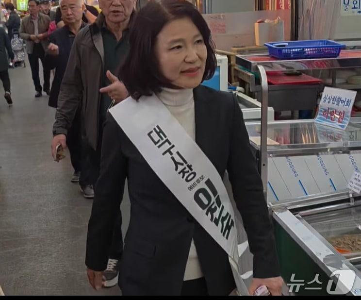 본문 이미지 - 이진숙 전 방송통신위원장이 지난 12일 '대구시장 예비후보 이진숙' 이라는 어깨띠를 하고 전통시장을 누비며 지지를 호소하는 모습. (SNS 갈무리)  ⓒ 뉴스1