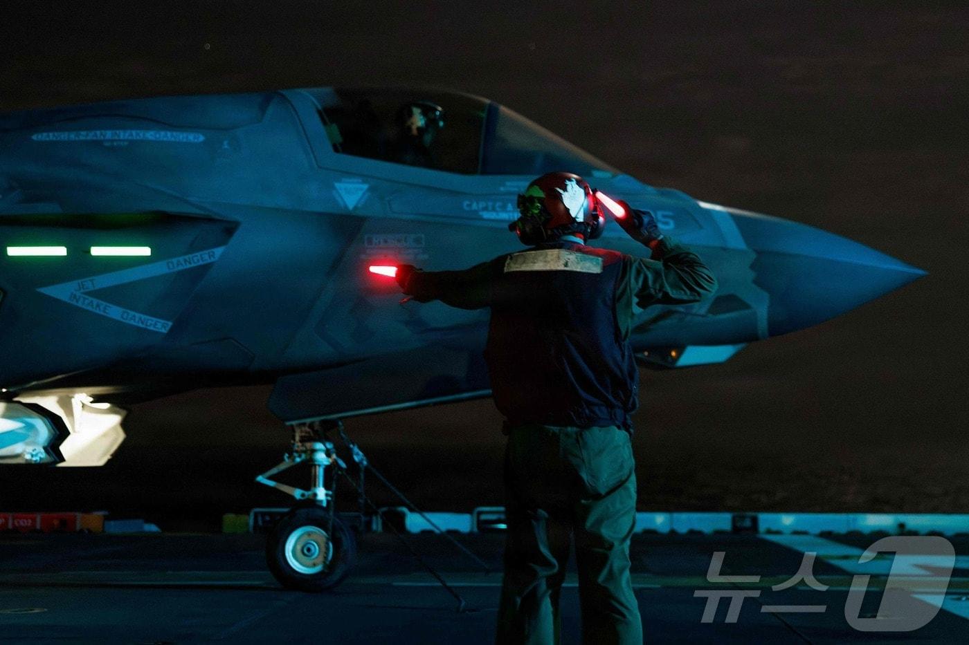 본문 이미지 - 지난 6일(현지시간) '에픽 퓨리'(장대한 분노) 작전에 투입된 미 해병대 소속 F-35B '라이트닝Ⅱ' 스텔스 전투가 미 해군 강습상륙함 '트리폴리'에 착륙하고 있다. 2026.04.13. ⓒ AFP=뉴스1