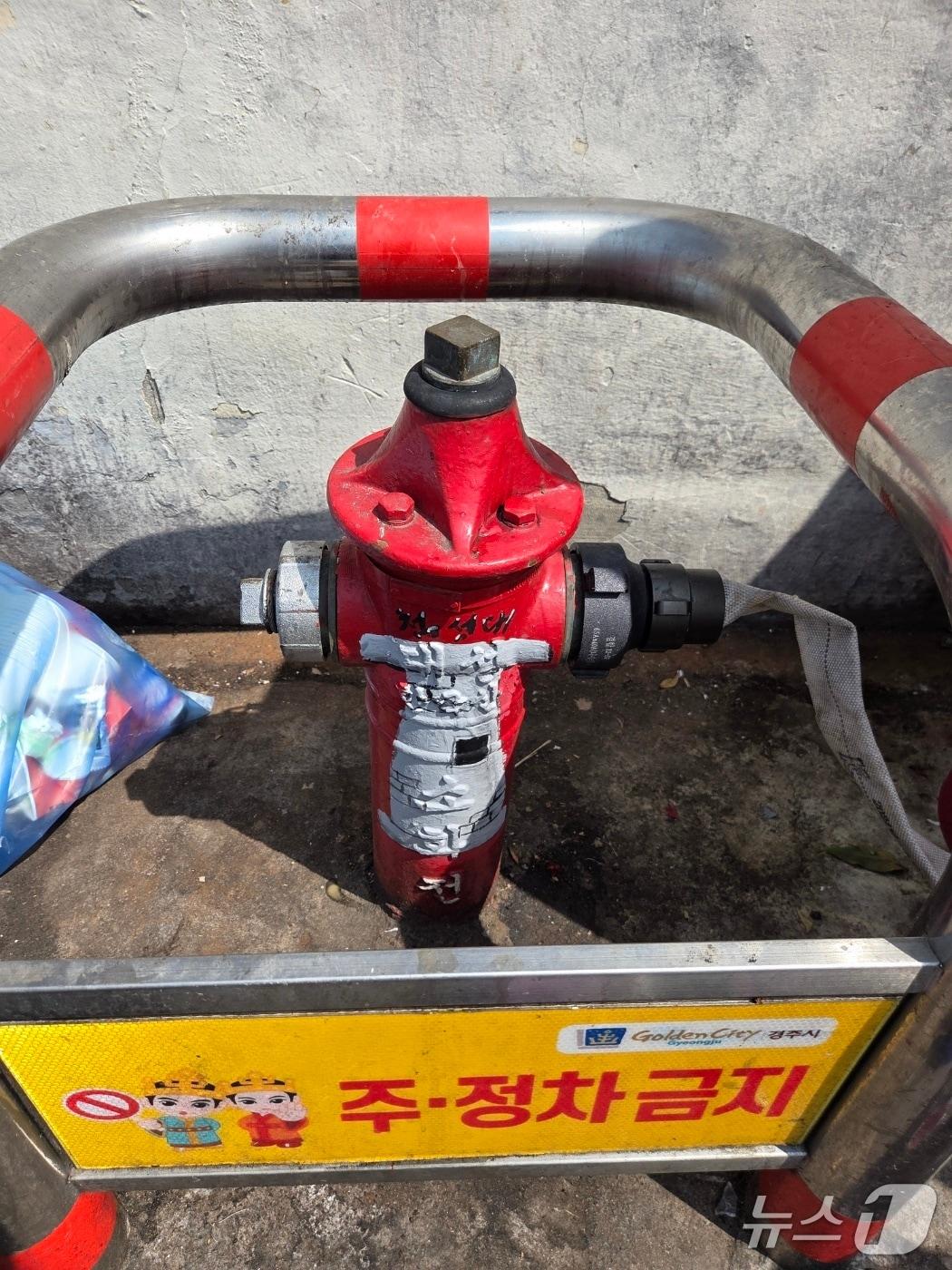 본문 이미지 - 경북 경주시 관광 랜드마크인 황리단길에 이색 소화전이 등장해 관광객들의 시선을 사로 잡고 있다. (경주소방서제공, 재판매 및 DB금지) 2026.4.14/뉴스1 