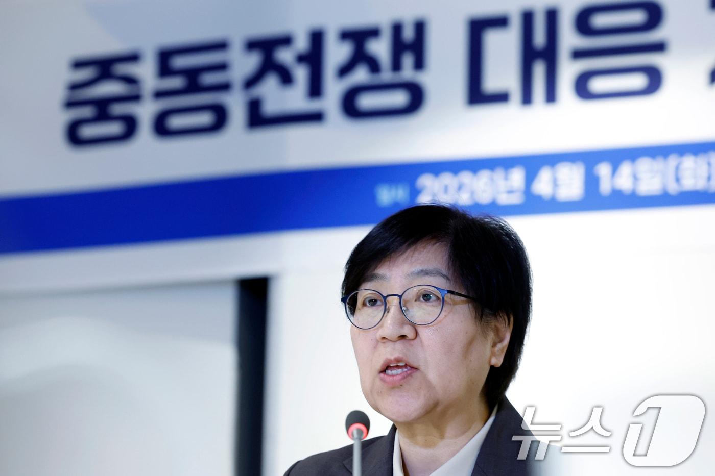 본문 이미지 - 정은경 보건복지부 장관이 14일 오전 서울시 중구 세종대로 컨퍼런스 하우스 달개비에서 열린 중동전쟁 대응 제3차 보건의약단체 회의에서 모두 발언을 하고 있다. 2026.4.14 ⓒ 뉴스1 박정호 기자
