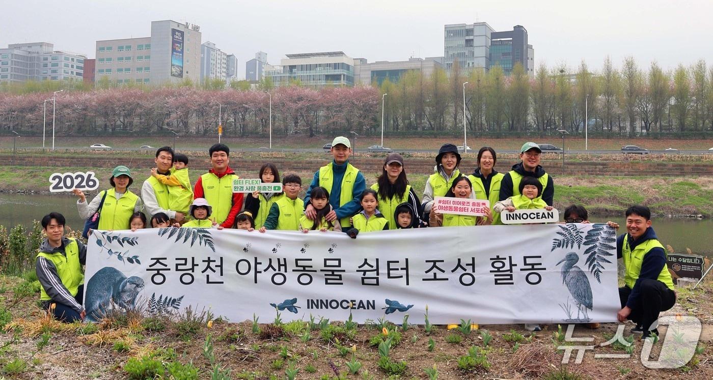 본문 이미지 -  이노션은 지난 11일 서울 성동구 중랑천 일대 야생동물 보호구역에서 임직원 봉사활동을 진행했다고 14일 밝혔다. 사진은 봉사활동에 참여한 임직원 및 가족 단체사진. (사진제공 = 이노션)