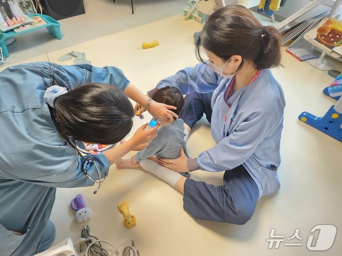 본문 이미지 - 분당서울대병원 재택의료팀이 중증 소아환자 가정을 방문하여 재택의료 서비스를 제공하고 있다.(분당서울대병원 제공)