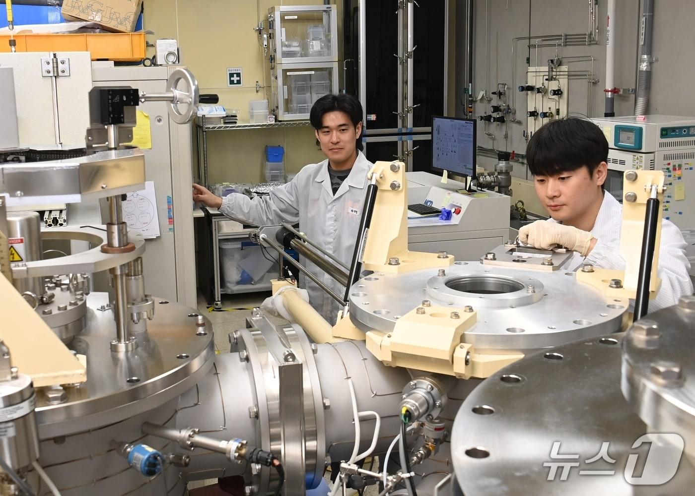 본문 이미지 - ETRI 연구진이 산화물 반도체를 증착하는 모습. (ETRI 제공. 재판매 및 DB금지) 2026.4.14/뉴스1