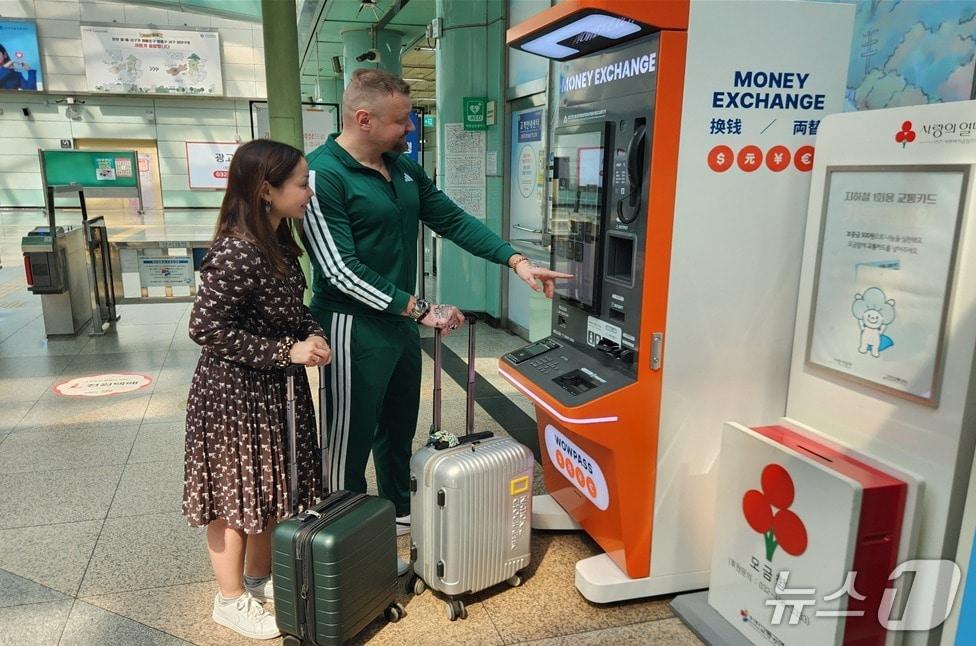 본문 이미지 - 무인 환전 키오스크. (인천시 제공.재판매 및 DB금지)