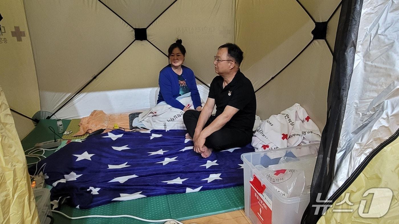 본문 이미지 - 충북 청주 흥덕초등학교 강당에서 생활하게 된 박규보 씨 부부.2026.4.13./뉴스1 임양규 기자