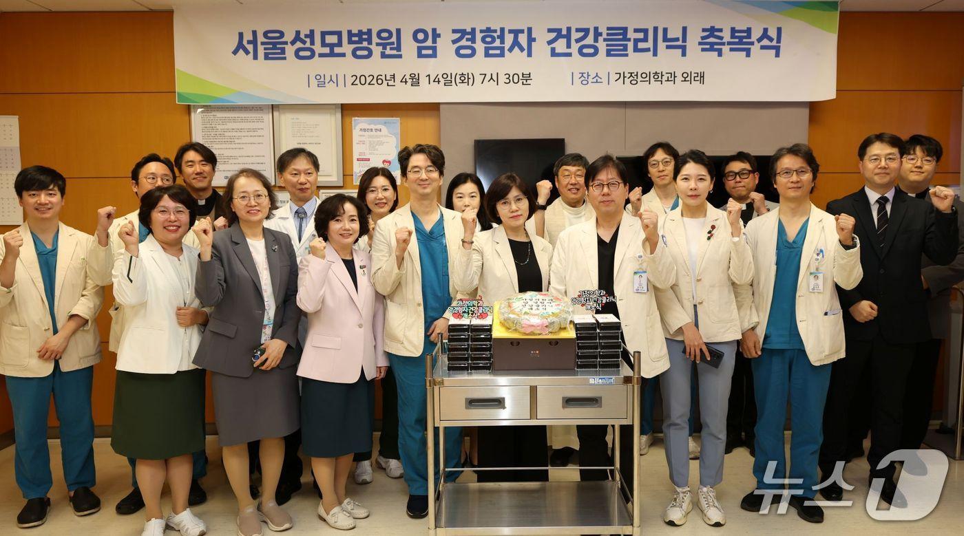 본문 이미지 - 서울성모병원은 신장암 치료 후 장기 생존자의 체계적인 건강관리를 위한 '신장암 경험자 건강클리닉'을 개소하고 축복식을 14일 개최했다.(서울성모병원 제공)