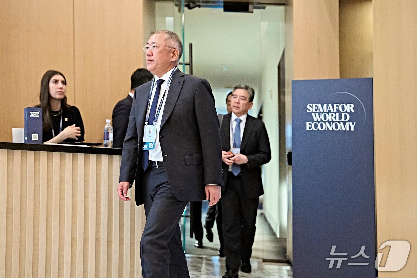 본문 이미지 - 2026 세마포 월드 이코노미 행사에 참석한 현대차그룹 정의선 회장. (현대차그룹 제공) 