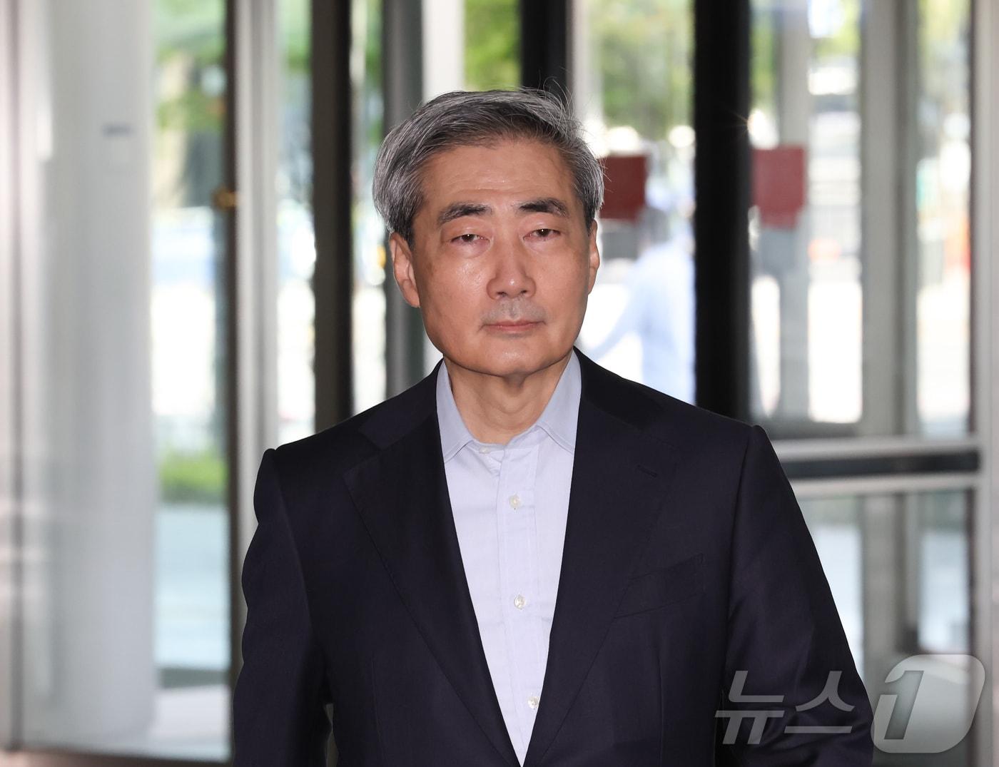 본문 이미지 - 신현송 한국은행 총재 후보자가 14일 오전 서울 중구 한화금융플라자에 마련된 청문회 준비 사무실로 출근하고 있다. 2026.4.14 ⓒ 뉴스1 이종수 기자