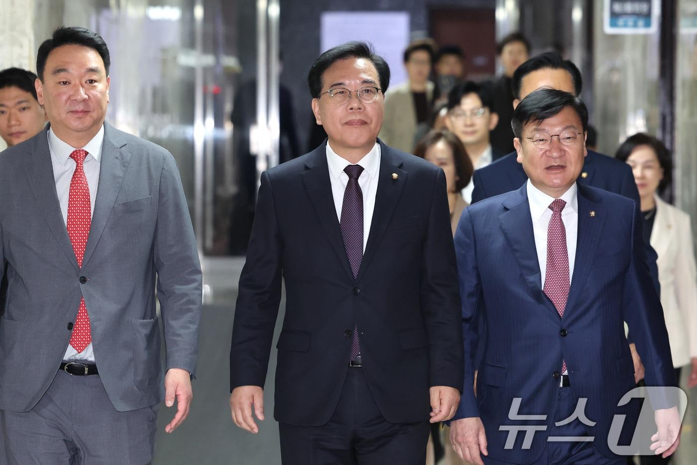 본문 이미지 - 송언석 국민의힘 원내대표가 14일 서울 여의도 국회에서 열린 원내대책회의에 참석하고 있다. 2026.4.14 ⓒ 뉴스1 신웅수 기자