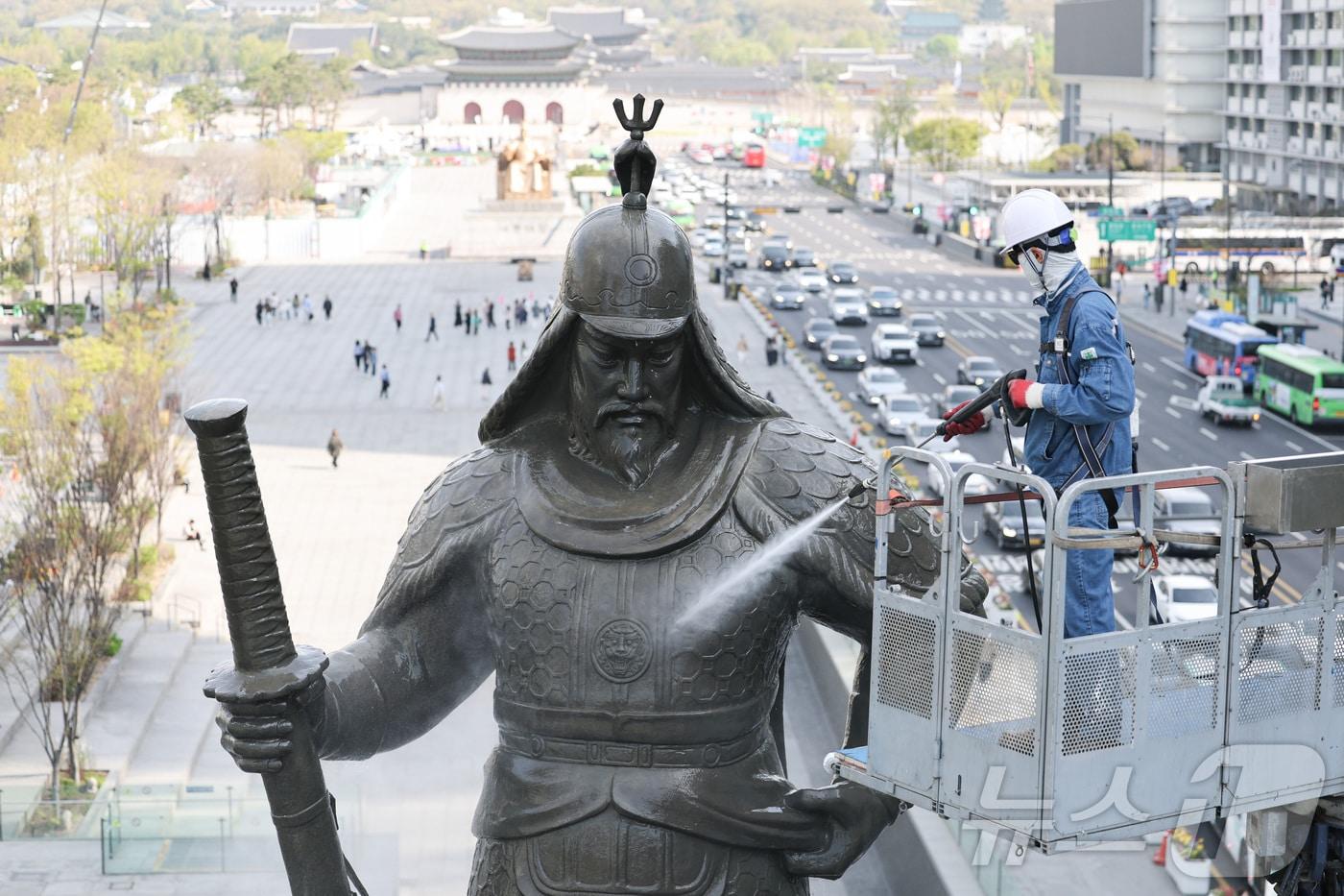 본문 이미지 - 서울시 관계자들이 14일 서울 종로구 광화문광장에서 이순신 장군 동상을 세척하고 있다. (공동취재) 2026.4.14 ⓒ 뉴스1 김성진 기자