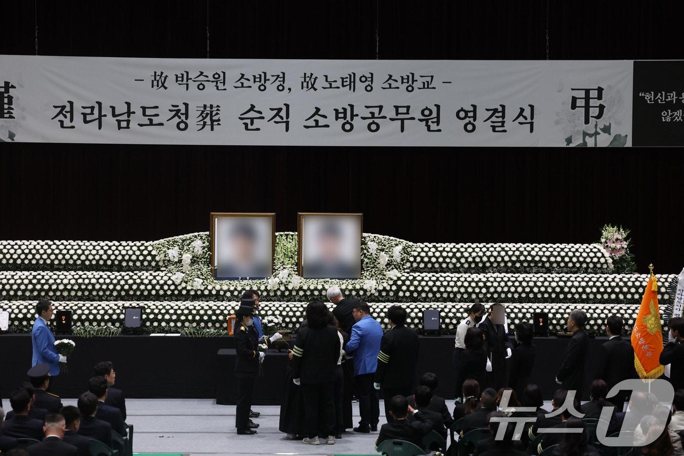 본문 이미지 - 14일 오전 전남 완도군농어민문화체육센터에서 냉동창고 화재를 진화하다 순직한 소방공무원 영결식이 엄수되고 있다. 2026.4.14 ⓒ 뉴스1 박지현 기자