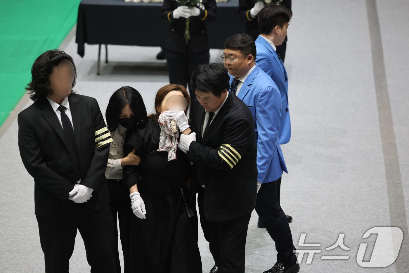 본문 이미지 - 냉동창고 화재를 진화하다 순직한 소방공무원 영결식이 진행된 14일 오전 전남 완도군농어민문화체육센터에서 유족들이 헌화한 후 오열하고 있다. 2026.4.14 ⓒ 뉴스1 박지현 기자