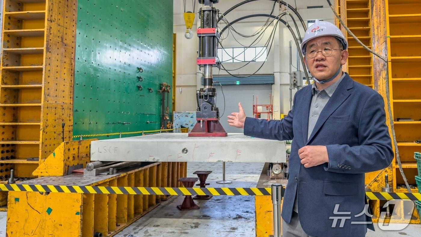 본문 이미지 -  모듈러 교량 전단면 PC 바닥판 구조성능실험(GS건설 제공) 뉴스1ⓒ news1   