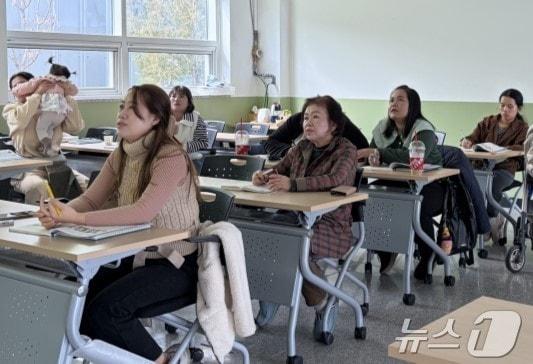 본문 이미지 - 경북 봉화군 가족센터는 19일 다문화가정의 안정적 정착과 지역사회 통합을 위해 올해 언어, 교육, 일자리 분야 맞춤형 지원을 강화한다. ⓒ 뉴스1 김대벽기자