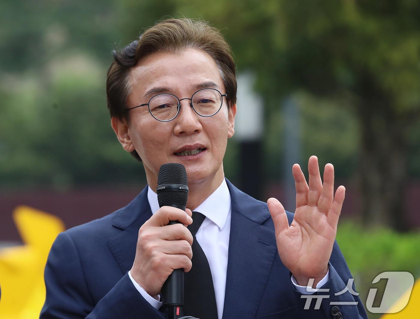 본문 이미지 - 전재수 더불어민주당 부산시장 후보가 14일 오전 경남 김해 진영읍 봉하마을에서 해양수도 부울경 메가시티 공동 기자회견을 하고 있다. 2026.4.14 ⓒ 뉴스1 윤일지 기자