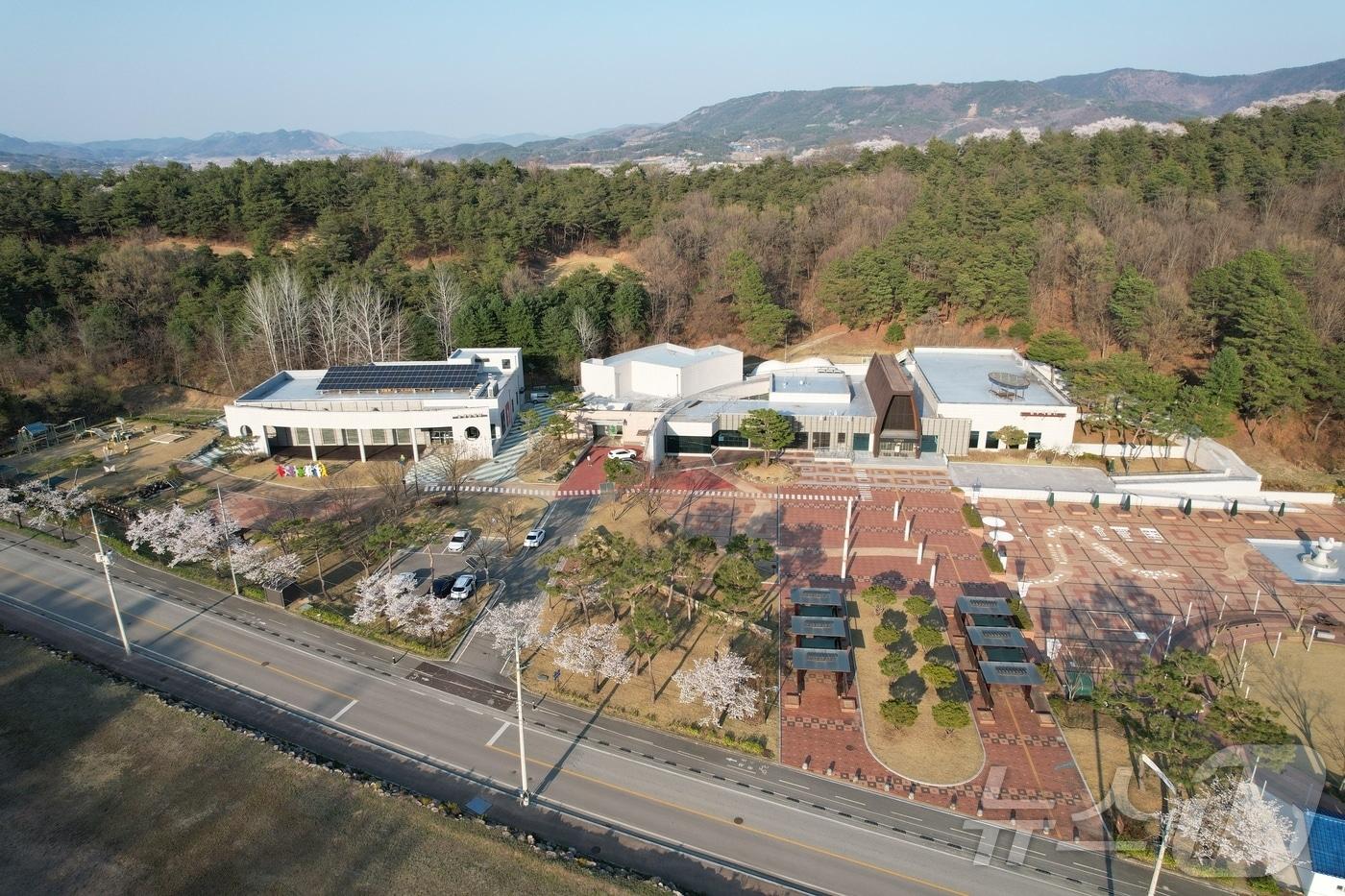 본문 이미지 - 경북 상주박물관은 14일 상주여자고와 상주고 역사동아리 학생을 대상으로 참여형 진로탐색 프로그램을 운영한다사진은 경북 상주박물관 전경 /뉴스1