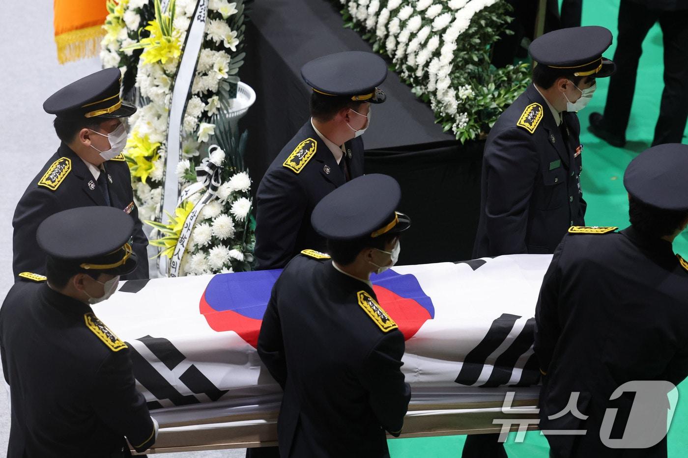 본문 이미지 - 냉동창고 화재를 진화하다 순직한 소방공무원 영결식이 진행된 14일 오전 전남 완도군농어민문화체육센터에서 운구가 진행되고 있다. 2026.4.14 ⓒ 뉴스1 박지현 기자