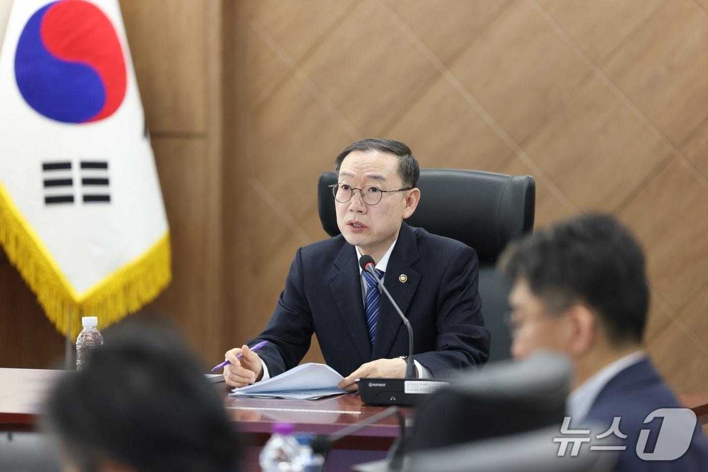 본문 이미지 - 이명구 관세청장이 한-UAE CEPA 활용 지원 등을 위한 '관세·물류 비상 대응 TF 점검회의'를 주재하고 있다. (관세청 제공.재판매 및 DB금지)/뉴스1