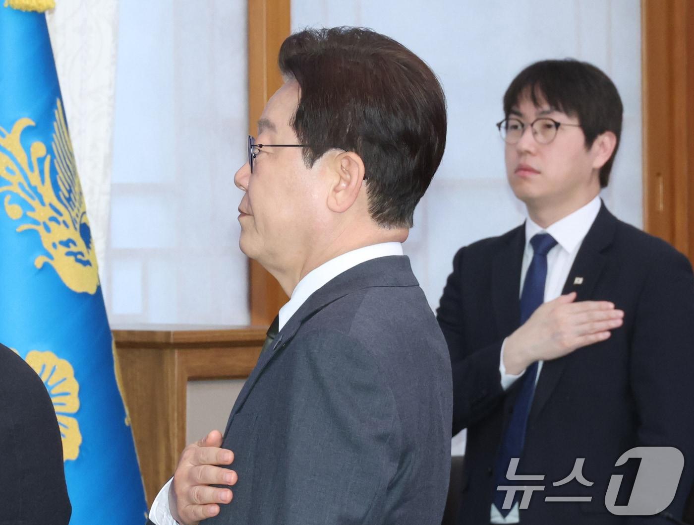 본문 이미지 - 이재명 대통령이 지난 14일 청와대에서 열린 비상경제점검회의 겸 국무회의에서 국민의례를 하고 있다. 오른쪽은 하정우 AI미래기획수석. (청와대통신사진기자단) 2026.4.14 ⓒ 뉴스1 허경 기자