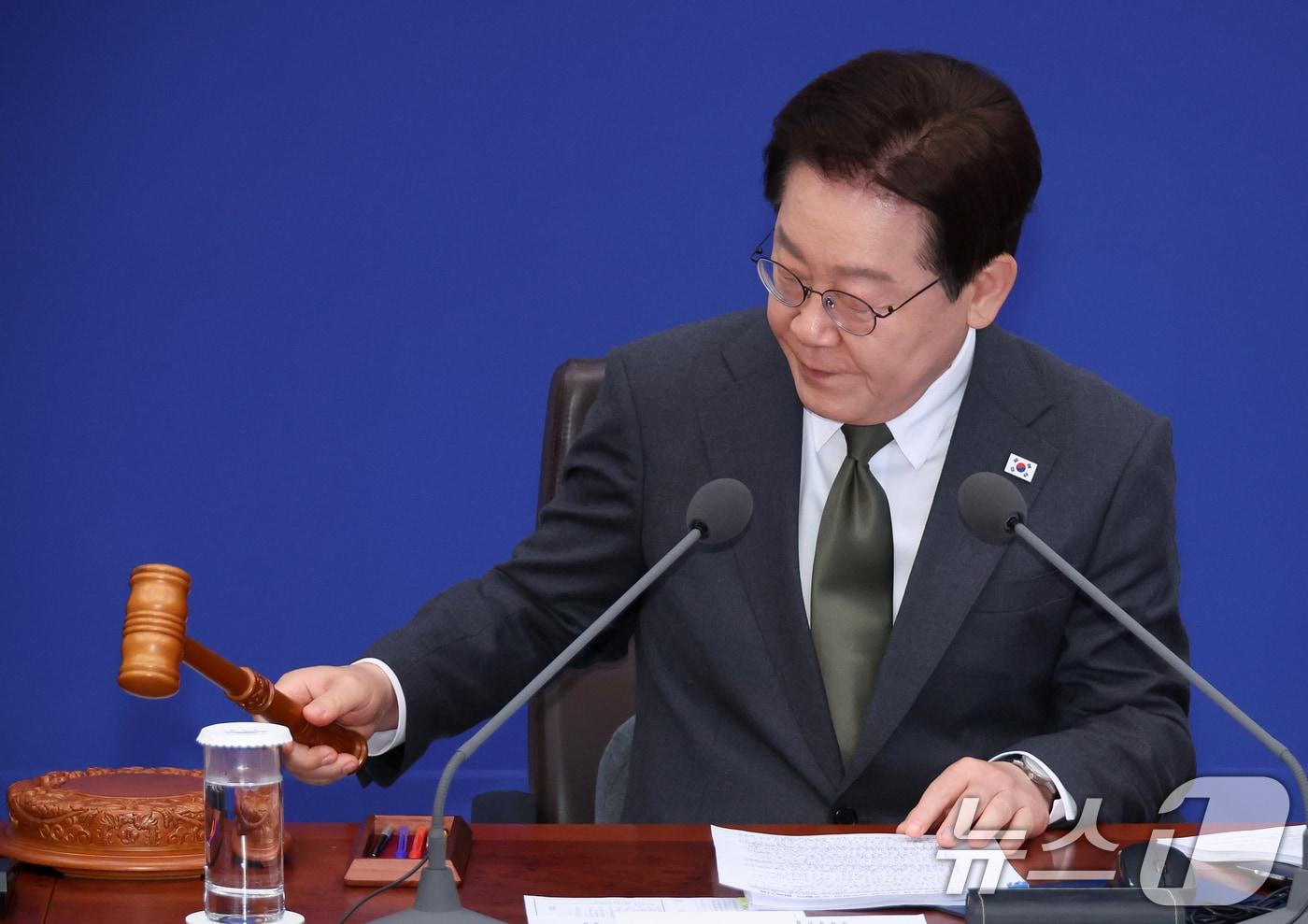 본문 이미지 - 이재명 대통령이 지난달 14일 청와대에서 열린 비상경제점검회의 겸 국무회의에서 의사봉을 두드리고 있다. (청와대통신사진기자단) 2026.4.14 ⓒ 뉴스1 허경 기자