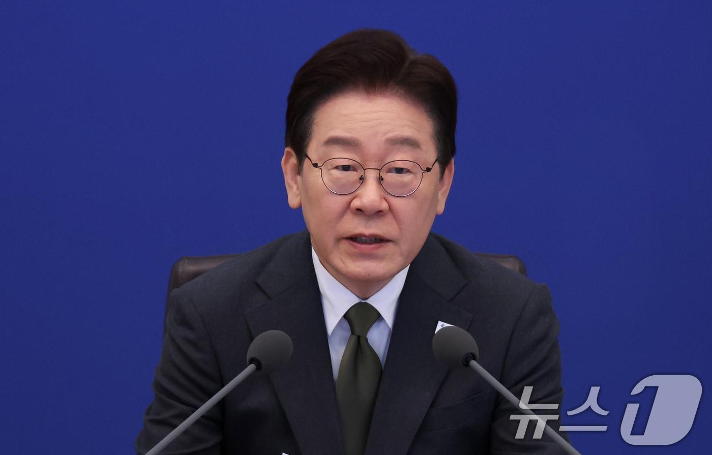 본문 이미지 - 이재명 대통령이 14일 청와대에서 열린 비상경제점검회의 겸 국무회의에서 발언하고 있다. (청와대통신사진기자단) 2026.4.14 ⓒ 뉴스1 허경 기자
