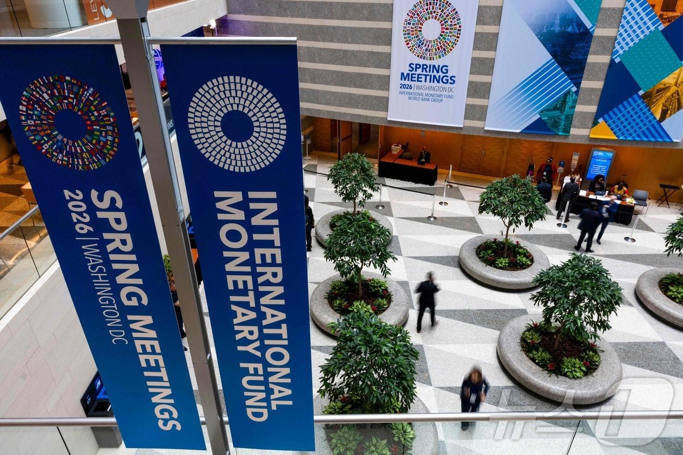 본문 이미지 - 13일(현지시간) 미국 워싱턴DC에서 열린 국제통화기금(IMF)·세계은행그룹(WBG) 춘계총회 첫날 국제통화기금 본부 건물 외벽에 행사 배너가 걸려 있다. 2026.4.13 ⓒ AFP=뉴스1