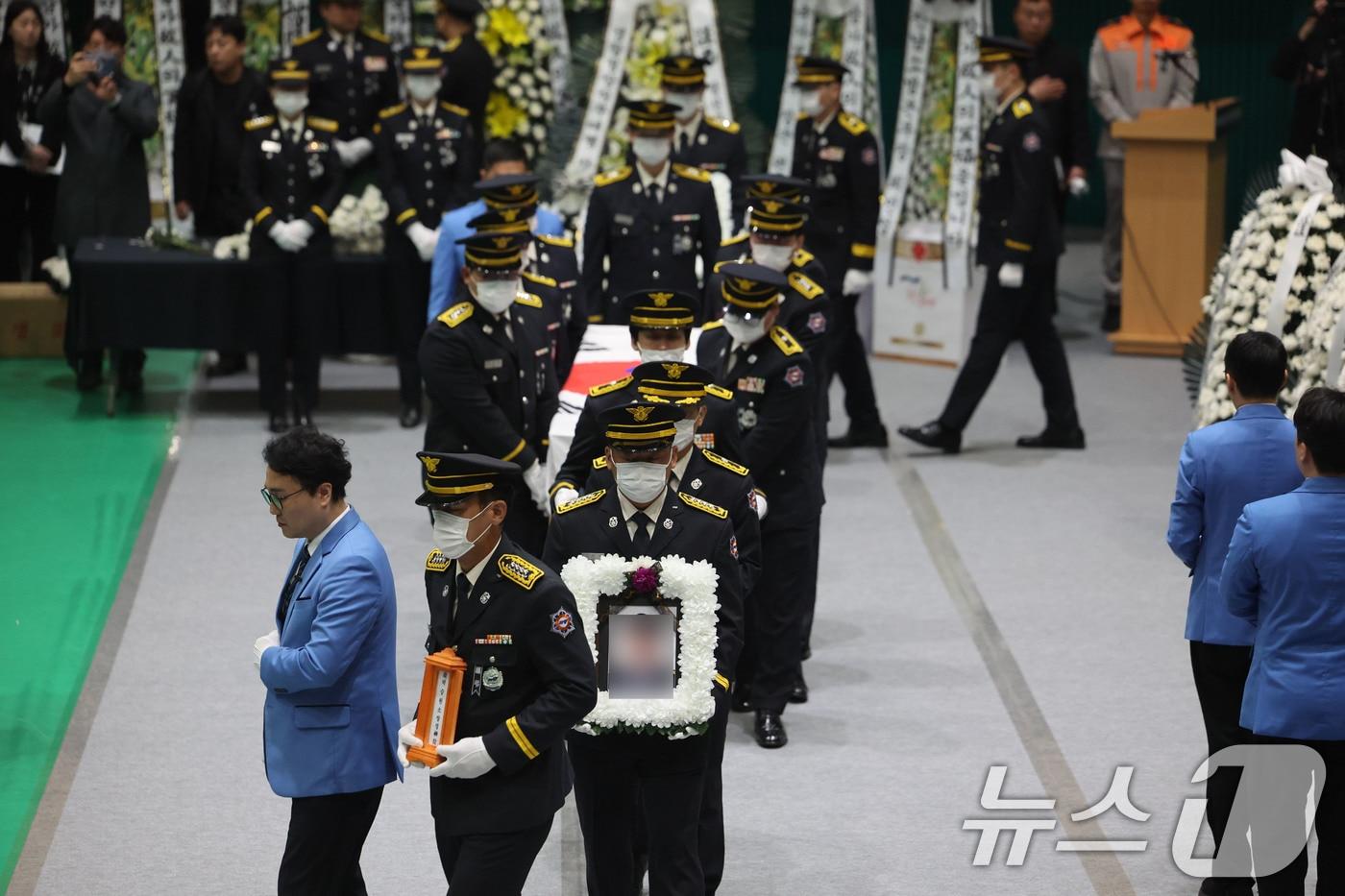 본문 이미지 - 14일 전남 완도군 농어민문화체육센터에서 엄수된 순직 소방공무원 2명에 대한 영결식에서 운구가 진행되고 있다. 2026.4.14 ⓒ 뉴스1 박지현 기자