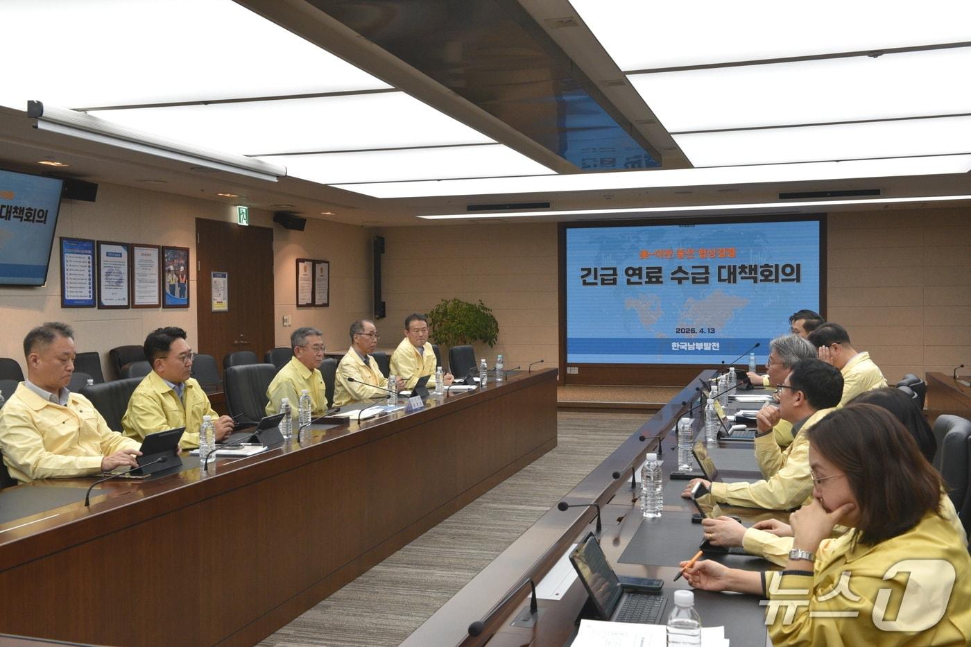 본문 이미지 - 13일 열린 '긴급 연료 수급 대책회의' 모습 (남부발전 제공. 재판매 및 DB금지)