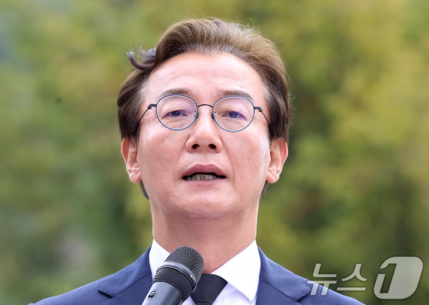 본문 이미지 - 전재수 더불어민주당 부산시장 후보가 14일 오전 경남 김해 진영읍 봉하마을에서 해양수도 부울경 메가시티 공동 기자회견을 하고 있다. 2026.4.14 ⓒ 뉴스1 윤일지 기자