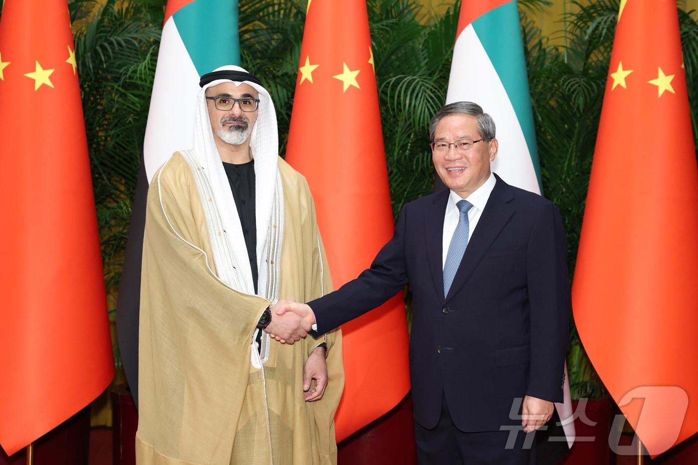 본문 이미지 - 리창 중국 국무원 총리가 13일 베이징 인민대회당에서 셰이크 칼레드 빈 모하메드 빈자예드 알 나흐얀 아랍에미리트(UAE) 아부다비 왕세자와 회담했다. 2026.4.14 ⓒ 신화=뉴스1