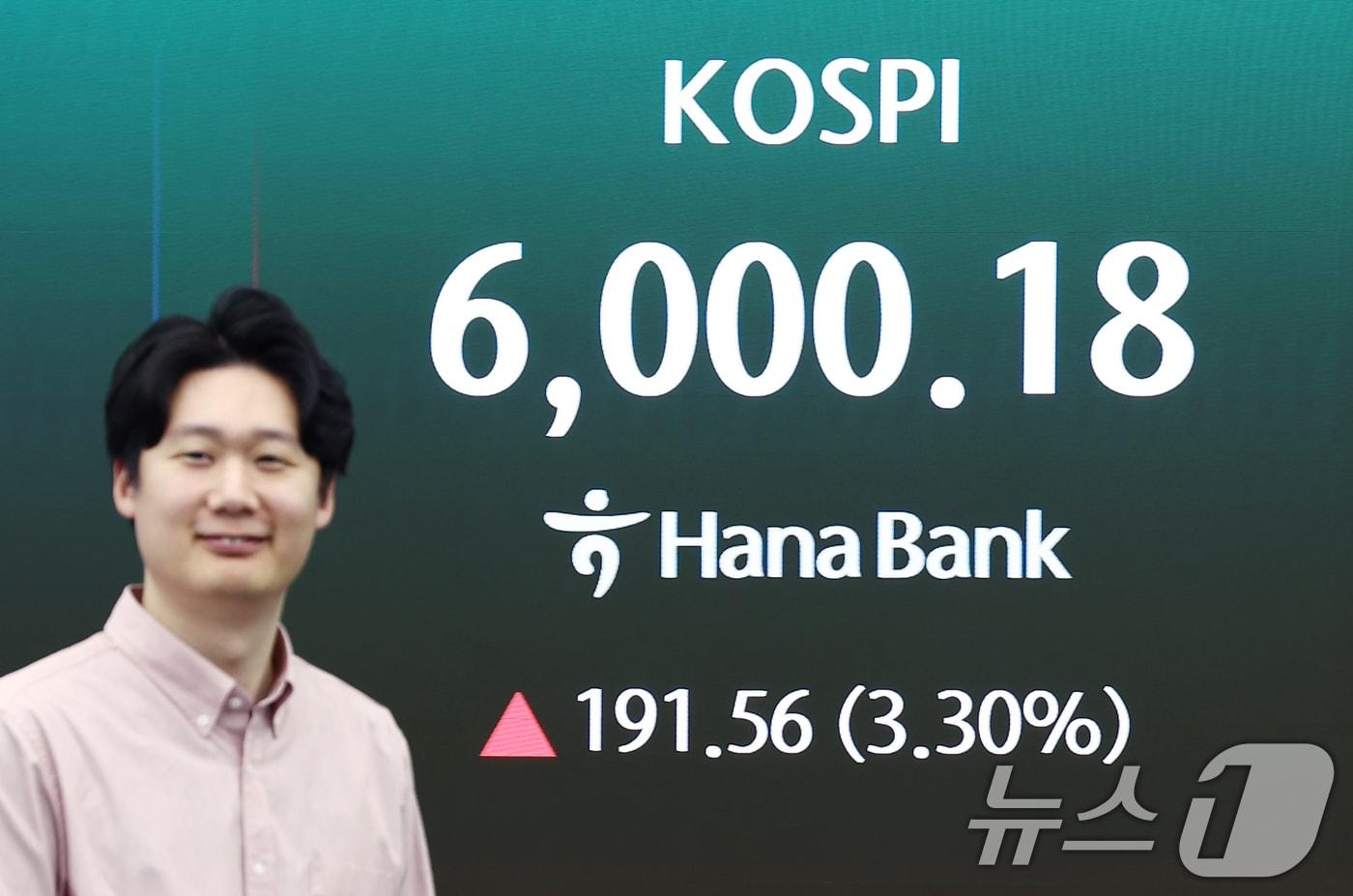 본문 이미지 - 코스피가 30거래일만에 장중 6000선을 재돌파한 14일 오전 서울 중구 하나은행 본점 딜링룸 전광판에 코스피 지수 등이 나오고 있다. 2026.4.14 ⓒ 뉴스1 김민지 기자