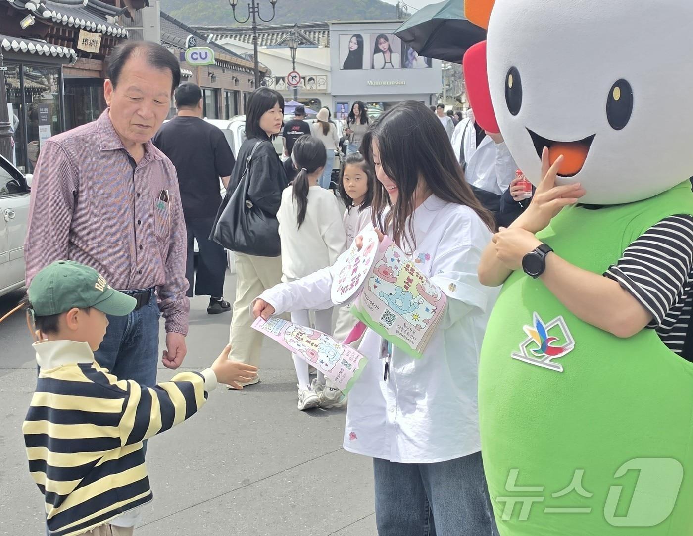 본문 이미지 - 경북선거관리위원회는 14일 제9회 전국동시지방선거를 50일 앞두고 경주 황리단길에서 선거 팝업스토어 ‘투표해, 봄’을 열어 유권자 참여형 홍보에 나섰다. /뉴스1
