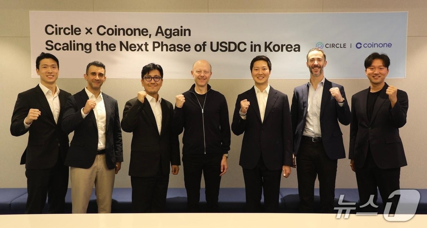 본문 이미지 - 14일 여의도 코인원 사옥에서 코인원 경영진이 제레미 알레어 서클 CEO를 포함한 서클 경영진과 기념촬영을 하고 있다.