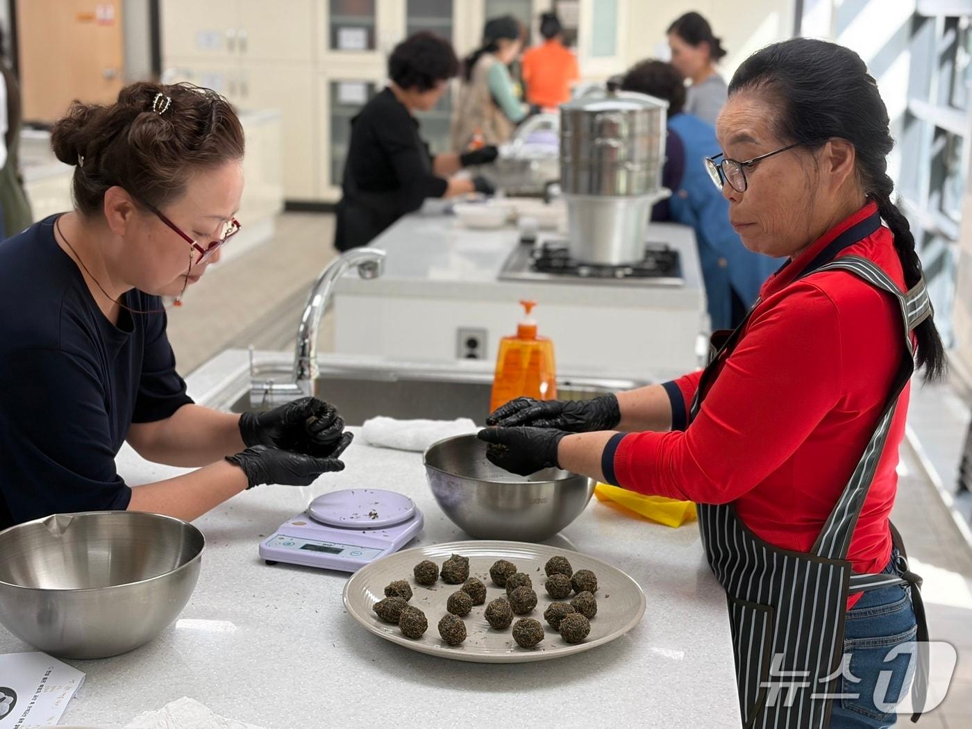 본문 이미지 - 금산군농업기술센터 인삼·약초 활용 요리 교육 모습(금산군 제공.재판매 및 DB금지)/뉴스1