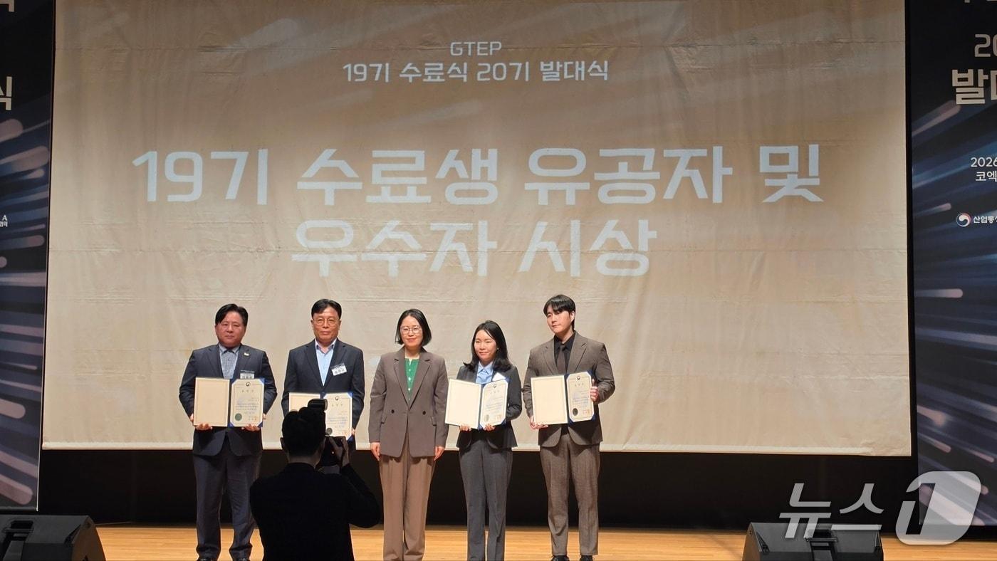 본문 이미지 - GTEP 19기 장관 표창 수상자들을 대표해 인하대 전영민 팀장(사진 오른쪽)이 수상하고 있다.(인하대 제공. 재배포 및 DB금지)2026.4.14/뉴스1