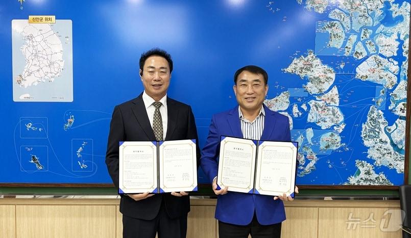 본문 이미지 - 마른김 가공공장 신축을 위한 업무협약. 정경민 감로씨푸드 영어조합법인 대표(왼쪽)와 김대인 군수 권한대행(신안군 제공. 재판매 및 DB금지) ⓒ 뉴스1 