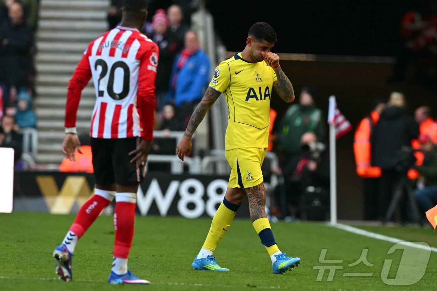 본문 이미지 - 무릎 부상을 당한 토트넘의 크리스티안 로메로. ⓒ AFP=뉴스1