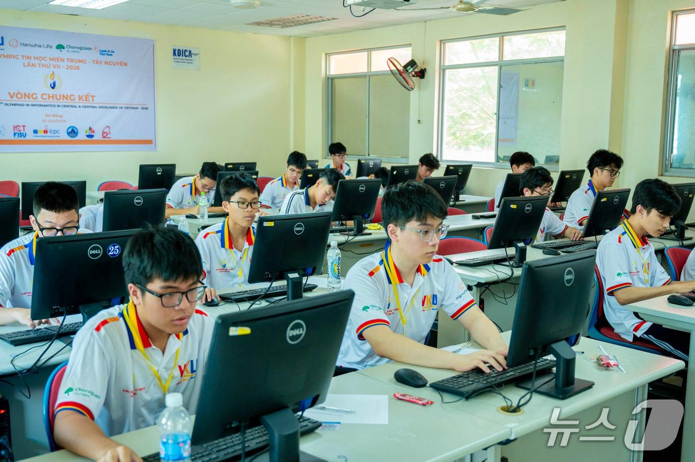 본문 이미지 - 한화생명, 베트남 정보올림피아드 3년 연속 후원/사진제공=한화생명