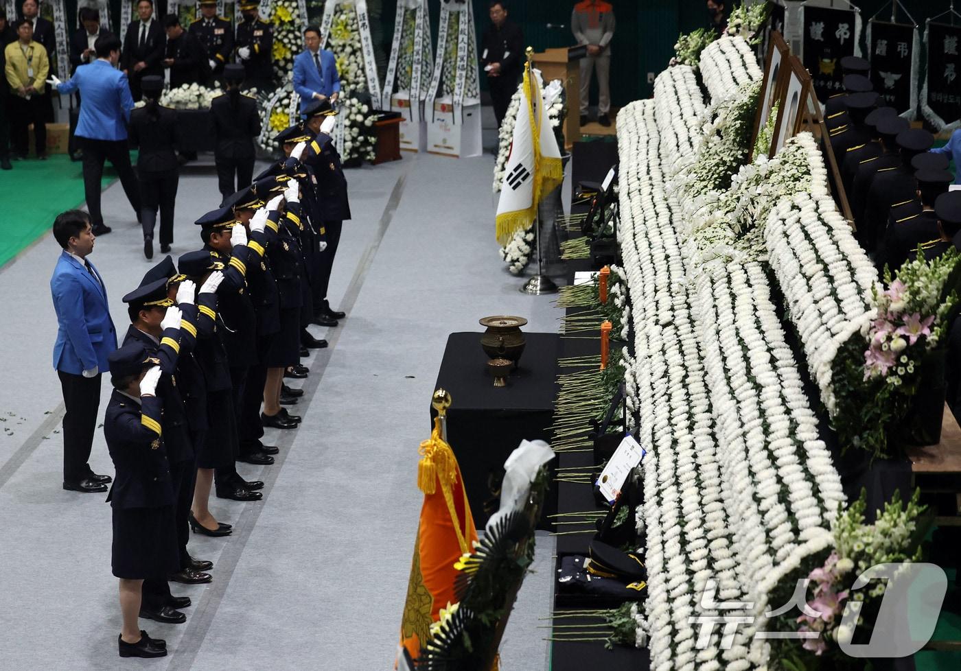 본문 이미지 - 14일 전남 완도군 농어민문화체육센터에서 열린 순직 소방공무원 영결식에서 동료소방관들이 경례를 표하고 있다. 2026.4.14 ⓒ 뉴스1 박지현 기자