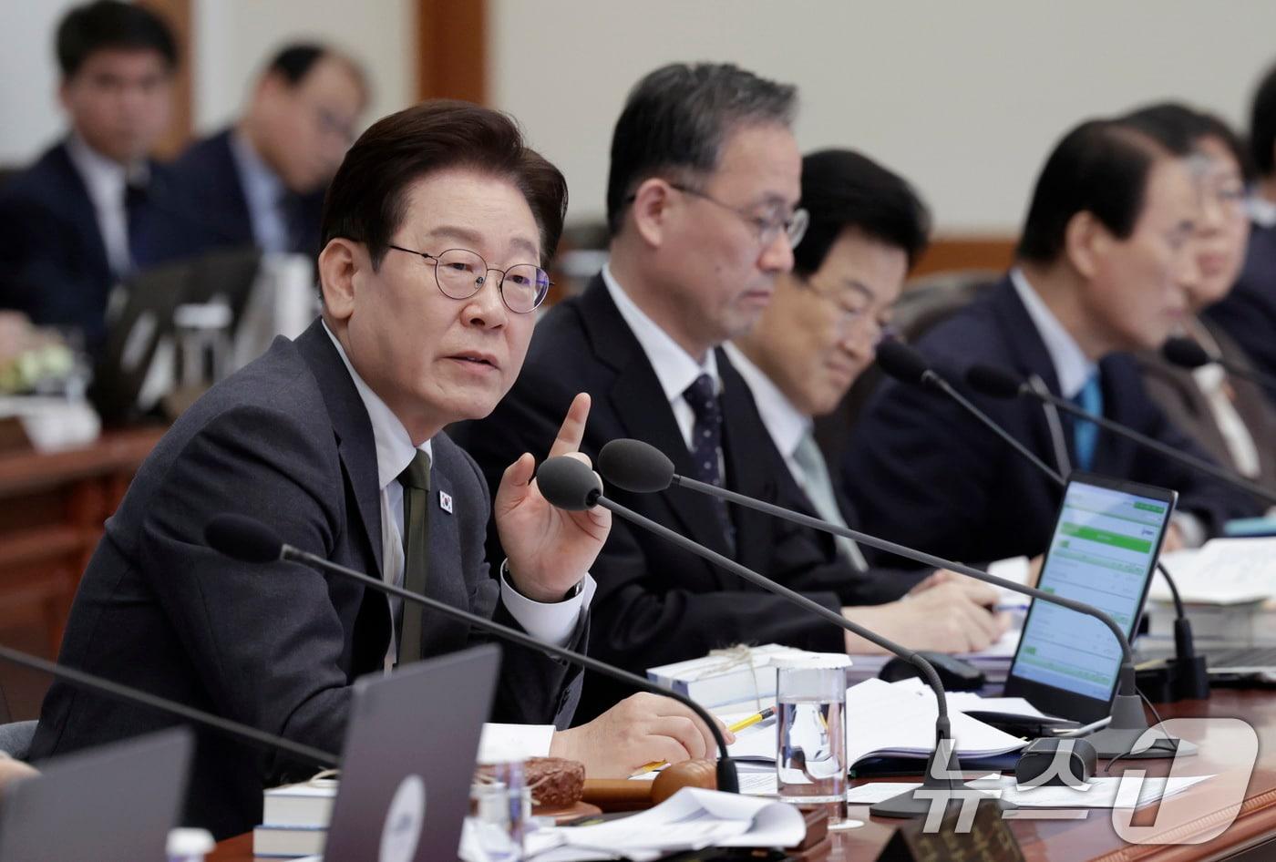 본문 이미지 - 이재명 대통령이 14일 청와대에서 열린 제16회 국무회의 겸 제5차 비상경제점검회의에서 발언을 하고 있다. (청와대통신사진기자단) 2026.4.14 ⓒ 뉴스1 이재명 기자