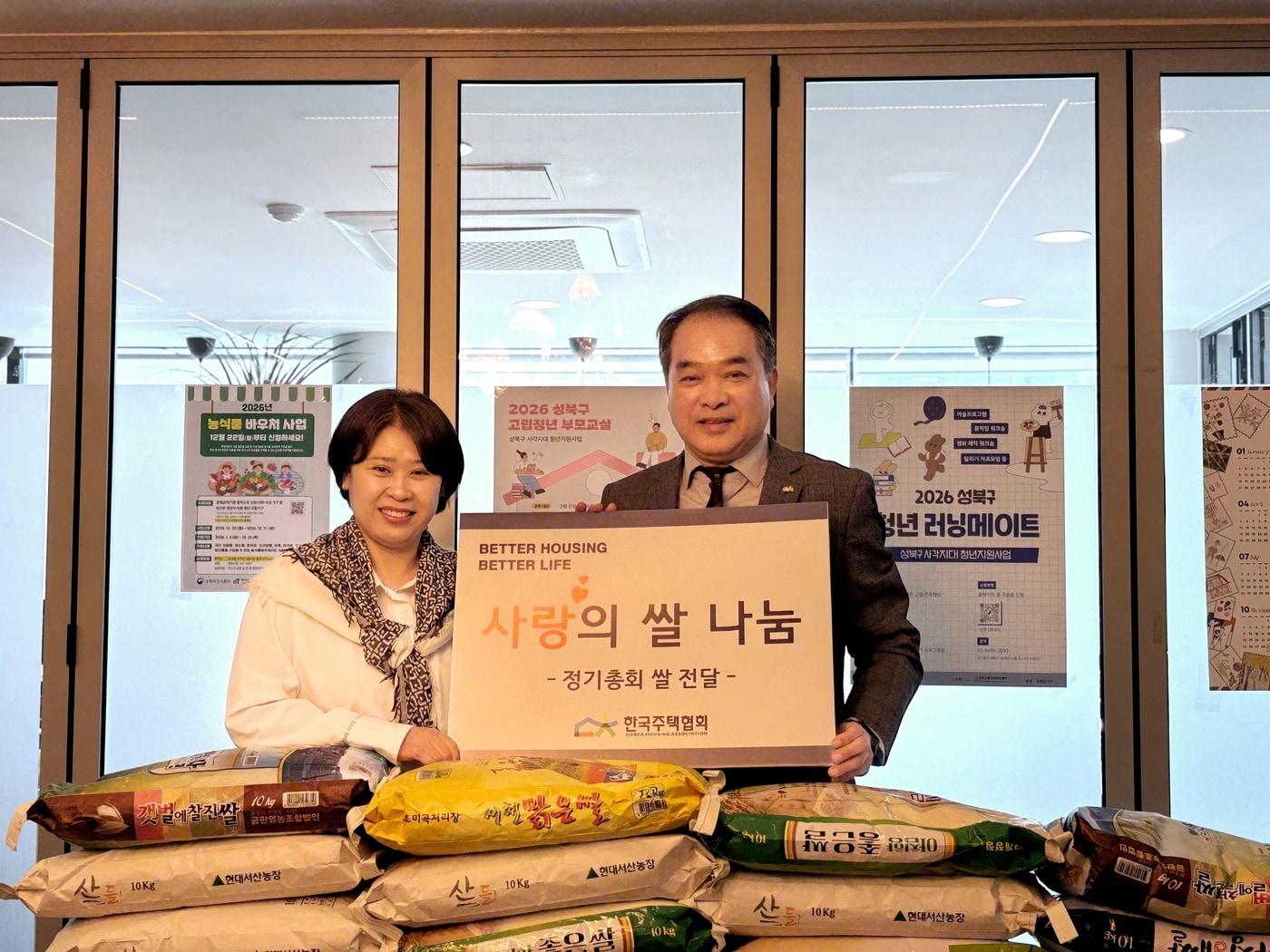 본문 이미지 - 이영규 한국주택협회 전무(오른쪽)와 김옥란 원장.(한국주택협회 제공).ⓒ 뉴스1