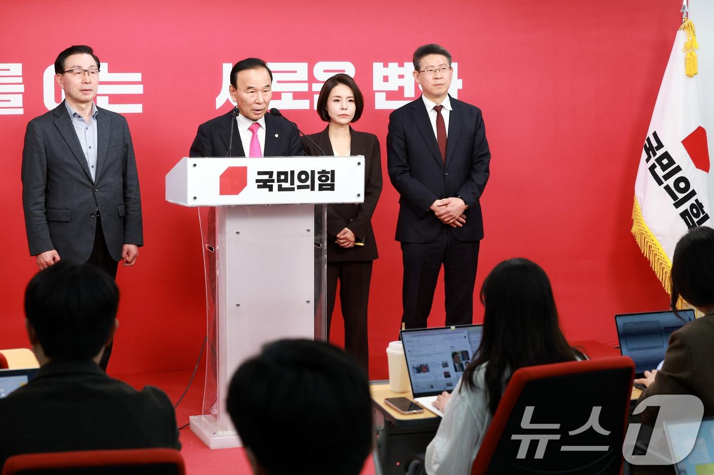 본문 이미지 - 박덕흠 국민의힘 공천관리위원장이 14일 서울 영등포구 국민의힘 중앙당사에서 광역단체장 경선결과를 발표하고 있다. 국민의힘 공천관리위원회는 경북도지사 최종 후보에 이철우 현 경상북도 도지사를 확정했다고 밝혔다. 2026.4.14 ⓒ 뉴스1 이호윤 기자