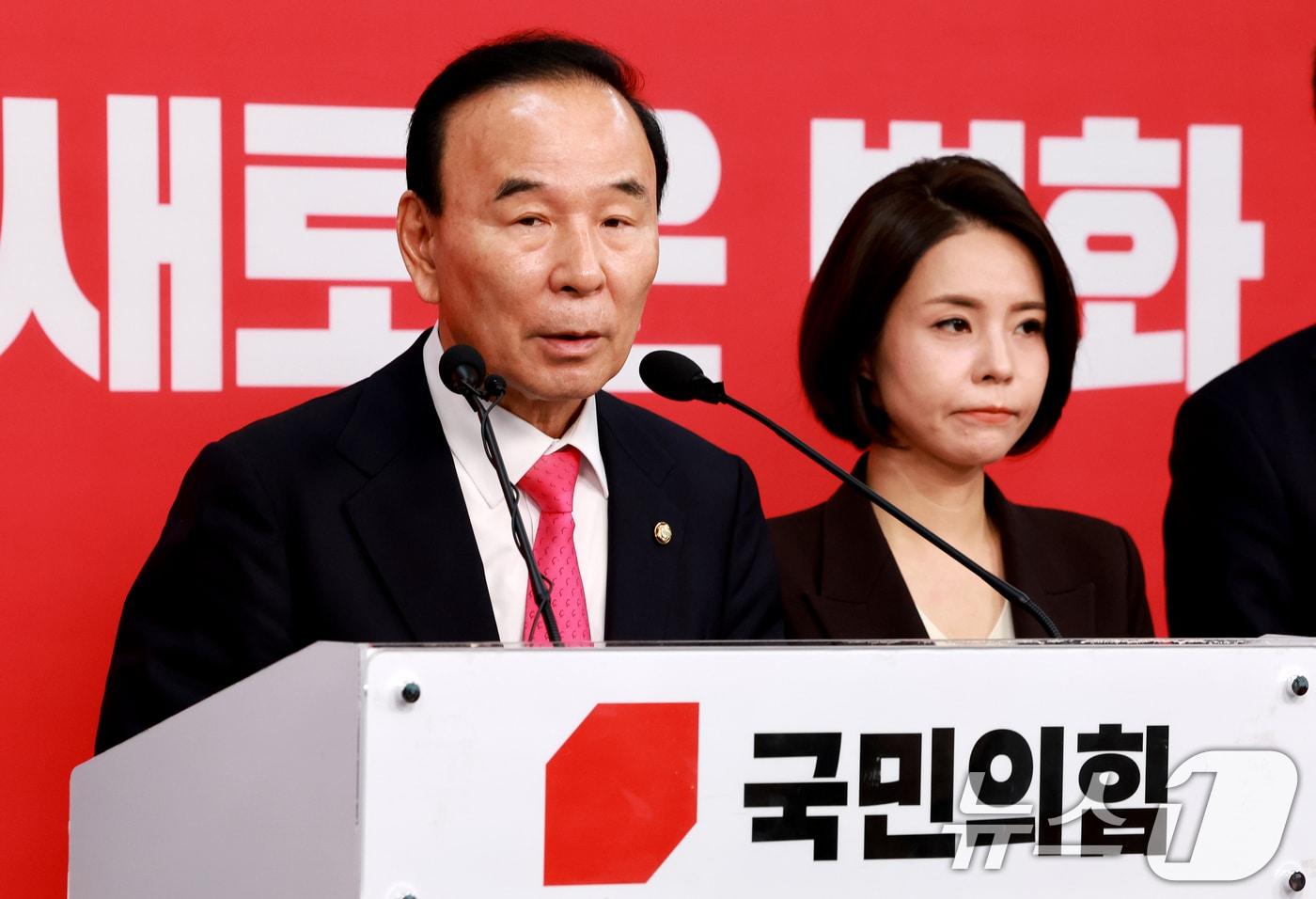 본문 이미지 - 박덕흠 국민의힘 공천관리위원장이 지난 14일 서울 영등포구 국민의힘 중앙당사에서 광역단체장 경선결과를 발표하고 있다. 2026.4.14 ⓒ 뉴스1 이호윤 기자