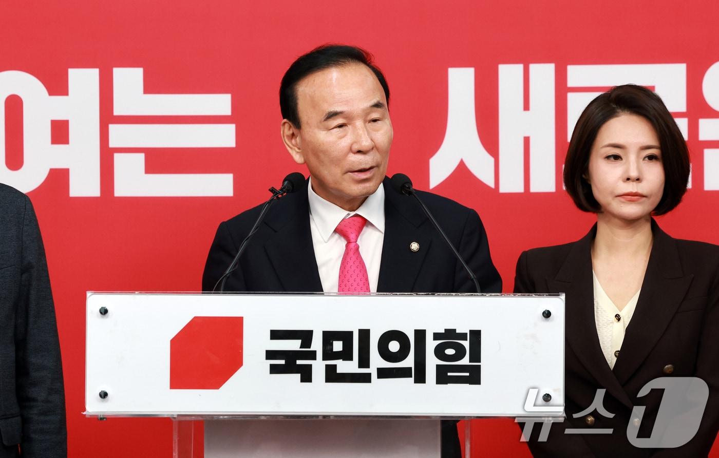 본문 이미지 - 박덕흠 국민의힘 공천관리위원장이 14일 서울 영등포구 국민의힘 중앙당사에서 광역단체장 경선결과를 발표하고 있다. 국민의힘 공천관리위원회는 경북도지사 최종 후보에 이철우 현 경상북도 도지사를 확정했다고 밝혔다. 2026.4.14 ⓒ 뉴스1 이호윤 기자