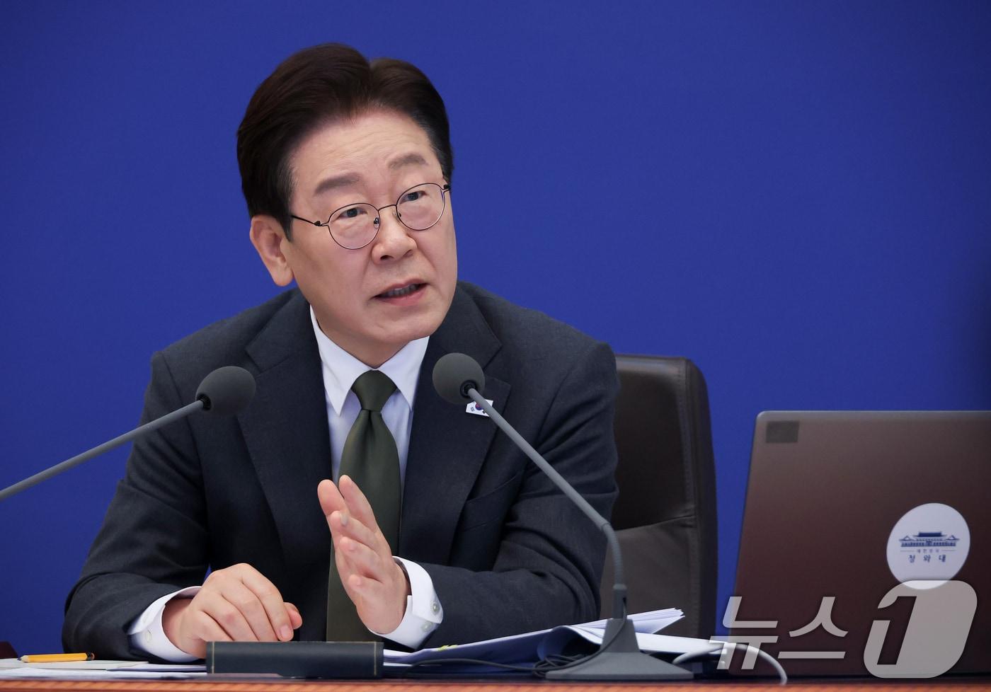본문 이미지 - 이재명 대통령이 14일 청와대에서 열린 비상경제점검회의 겸 국무회의에서 발언하고 있다. (청와대통신사진기자단) 2026.4.14 ⓒ 뉴스1 허경 기자