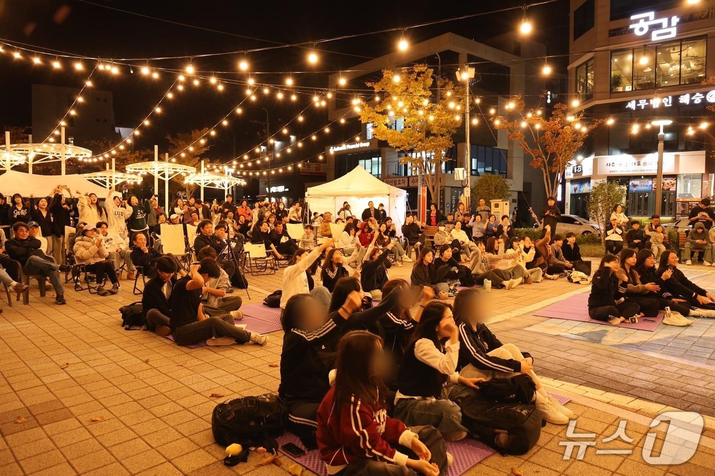 본문 이미지 - 통영 죽림 만남의 광장에 모인 청년들.(통영시 제공. 재판매 및 DB금지)