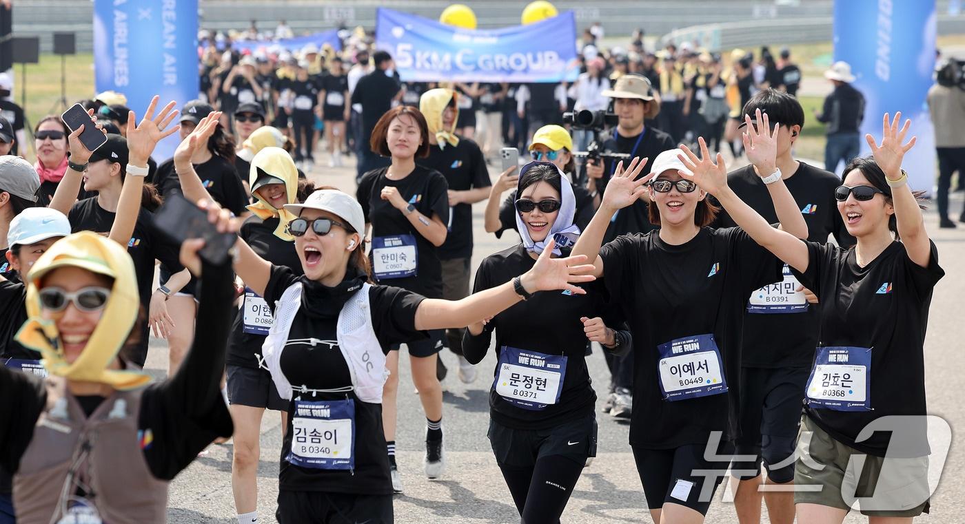 본문 이미지 - 14일 인천 중구 BMW 드라이빙센터에서 열린 대한항공·아시아나항공 객실승무원 화합 기부 러닝 행사 ‘WE RUN’에서 참가자들이 힘차게 출발하고 있다. 대한항공과 아시아나항공은 통합 항공사 출범을 앞두고 양사 화합과 결속을 위한 자선 달리기 행사를 진행했다. 2026.4.14 ⓒ 뉴스1 박지혜 기자