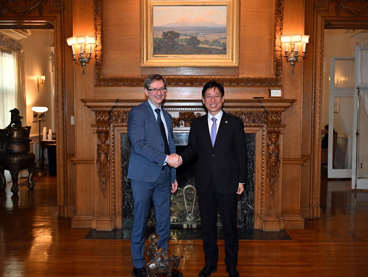 본문 이미지 - 오태석 우주항공청장(오른쪽)이 존 톰슨 미국 국무부 차관보 대행과 기념촬영을 하고 있다.(우주청 제공)