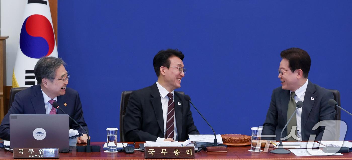 본문 이미지 - 이재명 대통령이 14일 청와대에서 열린 비상경제점검회의 겸 국무회의에서 조현 외교부 장관 발언에 미소 짓고 있다. (청와대통신사진기자단) 2026.4.14 ⓒ 뉴스1 허경 기자