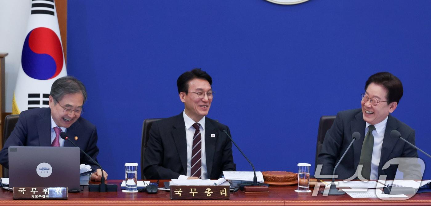 본문 이미지 - 이재명 대통령이 14일 청와대에서 열린 비상경제점검회의 겸 국무회의에서 조현 외교부 장관 발언에 미소 짓고 있다. (청와대통신사진기자단) 2026.4.14 ⓒ 뉴스1 허경 기자